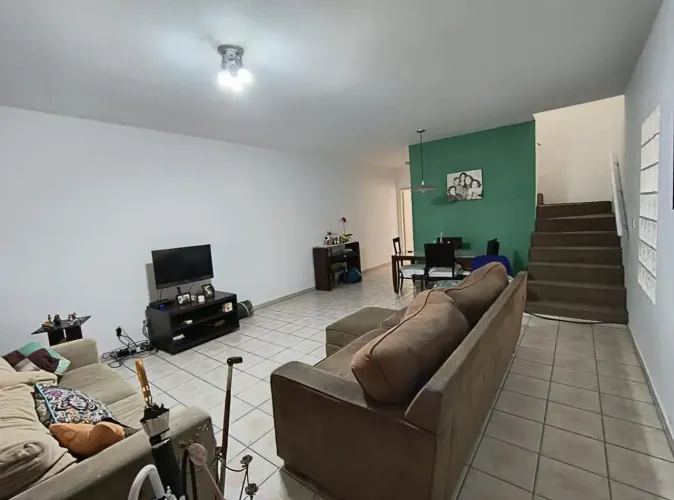Casa Espaçosa de 142m² 3 Dorms, Garagem Coberta para 02 carros