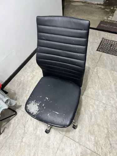 Vendo cadeira de escritório giratória