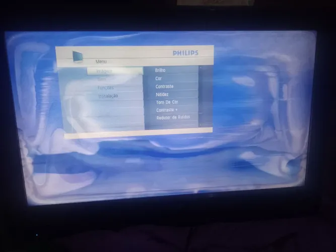 Tv. Não e smartv mas da pra quebrar galho, pra assistir, ou concertar, *