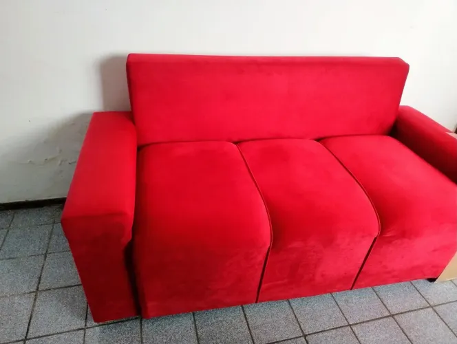 Sofá vermelho com almofadas