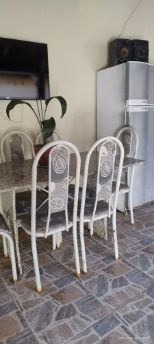 Vendo geladeira e mesa de mármore com 6 cadeiras