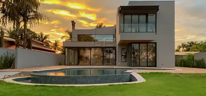 Casa com vista para o rio à venda em ilha, próximo a Londrina