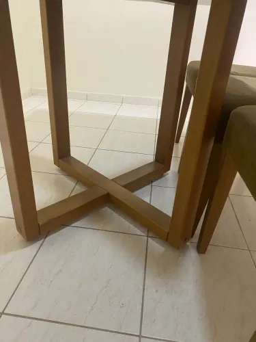 Mesa de jantar com 04 lugares .