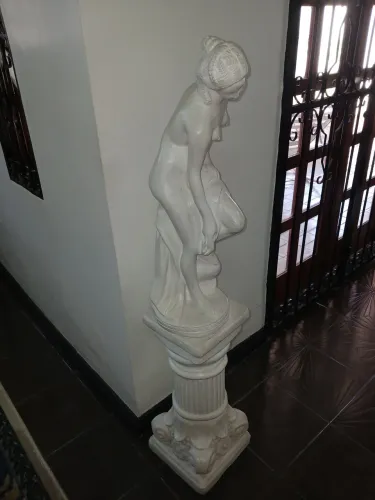 Estátua feminina(falar com marilda *)