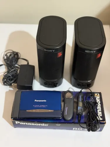 Walkman e caixa de som vintage