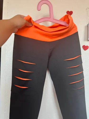 Calça legging preta e laranja