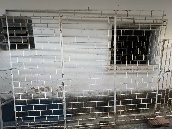 Grade com Portão de FERRO com dimensões de 2,23m de altura por 2,83m de largura..
