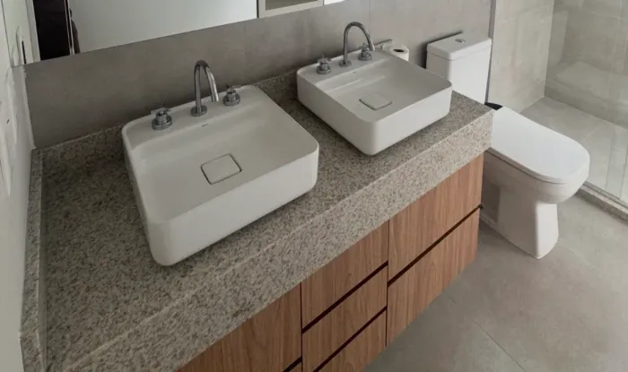 Bancada de granito com 2 Cubas DECA e torneiras - novo nunca usado