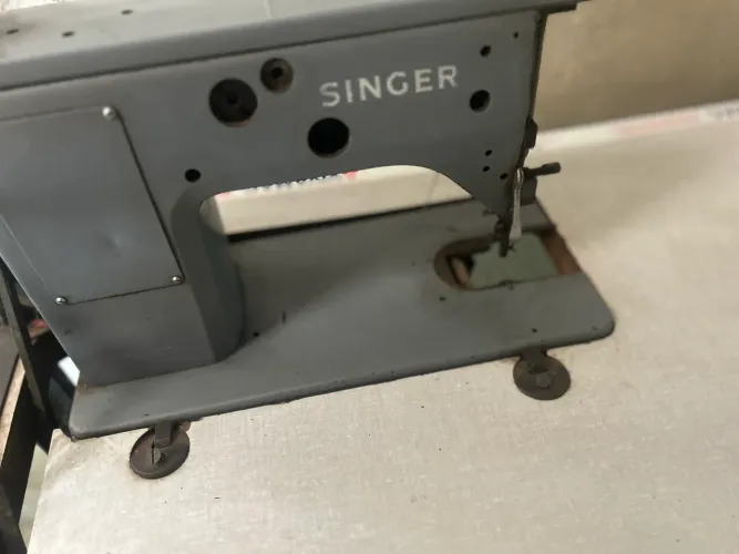 Máquina de costura Industrial- retirada de Peças