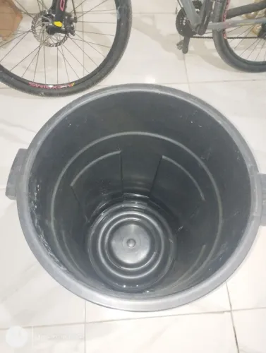 Vende se um tonel preto de 100 L semi novo em perfeito estado
