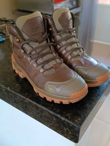 Bota de couro legítimo número 42