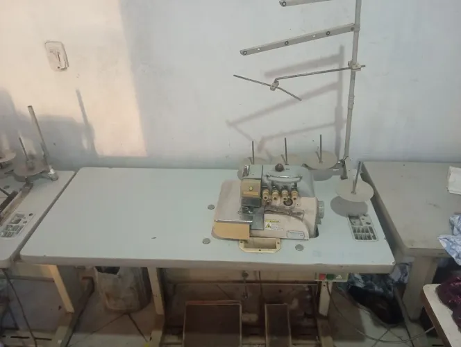 Máquina de costura overlock