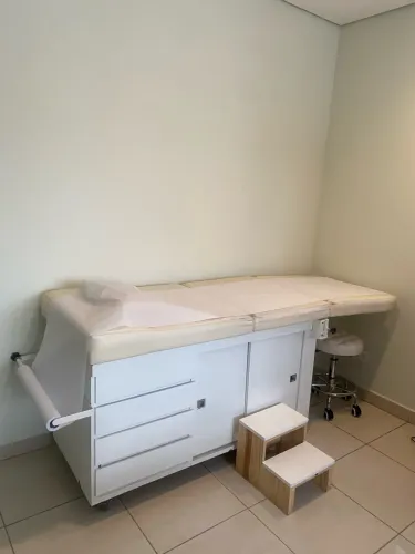 Maca profissional médica com perneira para exame ginecológico