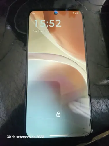 Vendo celular moto g32 acompanha caixa e carregador está bem novinho