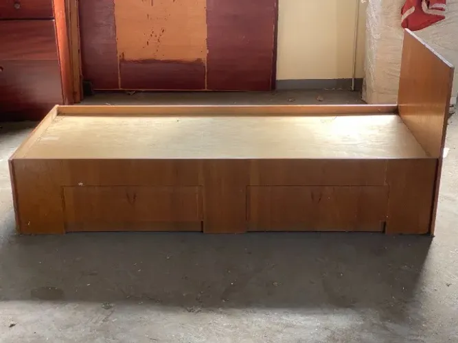 Cama de solteiro baixa de madeira com gaveta