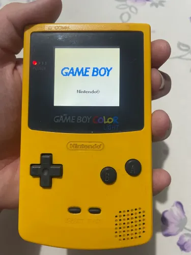 Game Boy Color com cartuchos