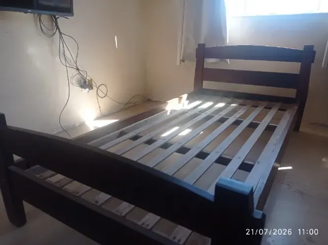 Cama em madeira maciça de  solteiro grande 