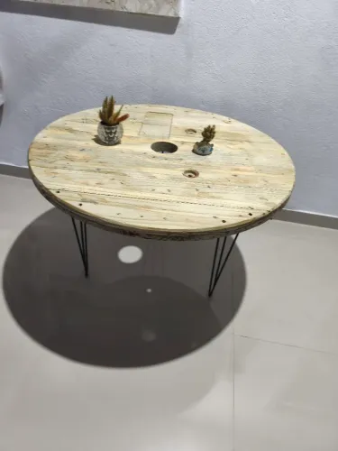 Mesa de centro com pés de ferro 