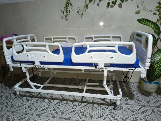 Cama hospitalar (apenas 2 meses de uso) automática com colchão Pneumático