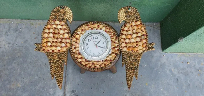 Relógio de Parede Artesanal - Araras Decoradas com Conchas Marítimas