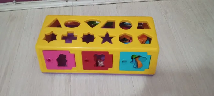 Caixa encaixa brinquedo  novinha 