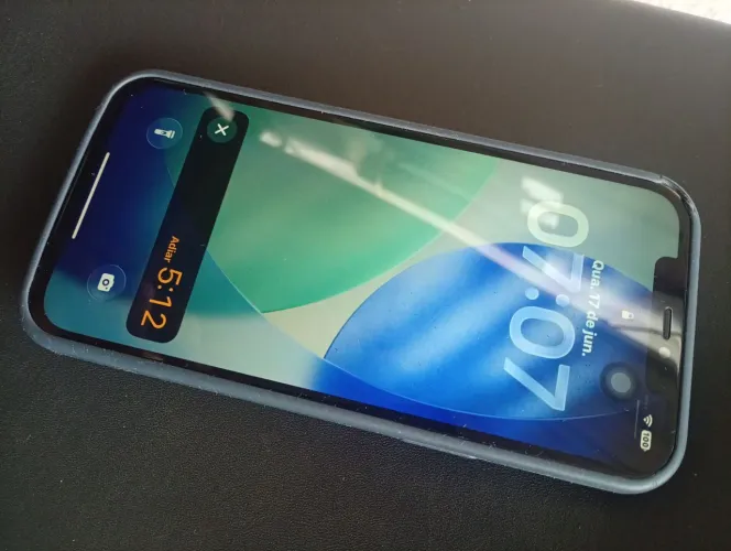 iPhone 12 semi novo.