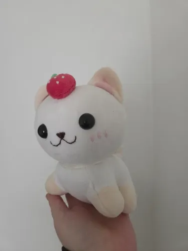 Pelúcia gatinho com morango
