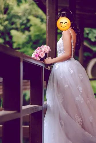 Vestido de noiva com aplicação de renda francesa bordado em pérolas modelo exclusivo