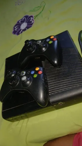 XBOX 360 + 2 CONTROLES