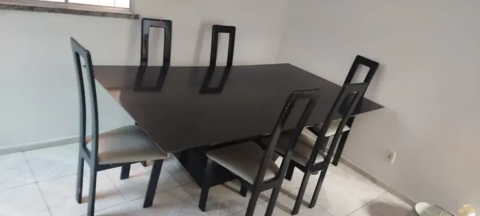 Vendo mesa em Laca preta com 6 cadeiras 