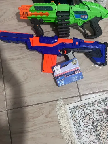 Duas armas de brinquedo NERF E DART ZONE