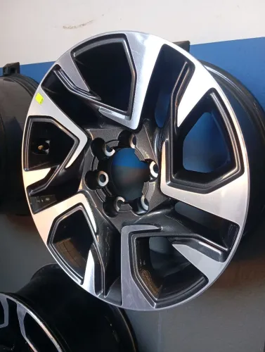 Uma Roda Original da Sw4 diamond Platinum aro 18