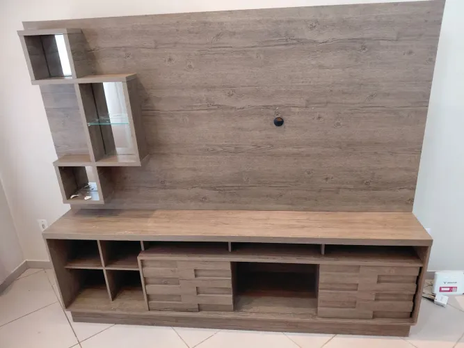 Estante com painel para TV de 60 polegadas