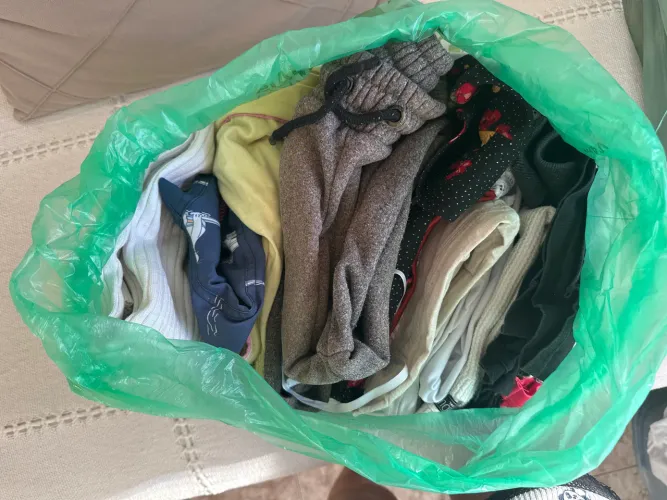 Saco de roupas para doação com roupas femininas e algumas masculinas