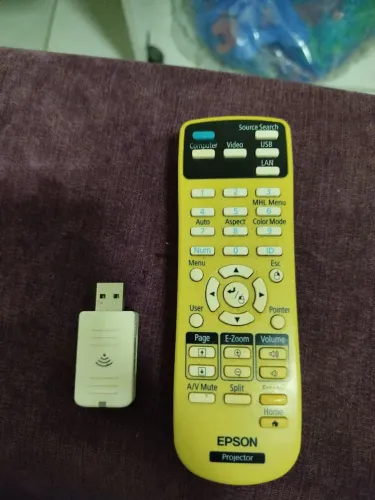 Controle de projetor EPSON e Pendrive Receptor de Wi-Fi 
