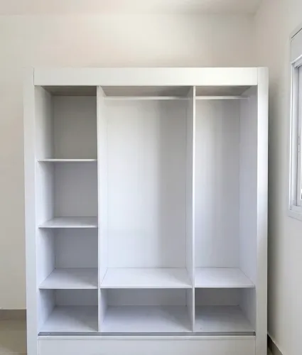 Guarda-roupa branco 3 portas de correr, com 2 anos de uso, excelente estado