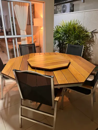 Mesa de 6 lugares, perfeita para área externa.