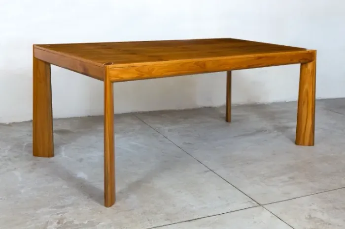 Mesa de jantar de madeira, desenho da designer de móveis Delia Beru