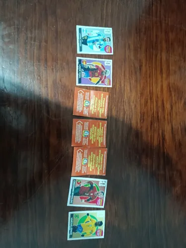 Figurinhas novas peguei no mercado livre 130 leva todas