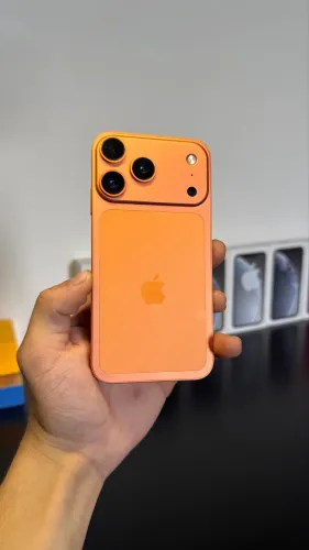 iPhone XR na carcaça do 17 pro 