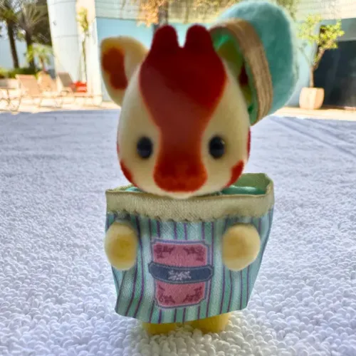 Bebê Girafa Sylvanian Families com Roupinha e Chapéu