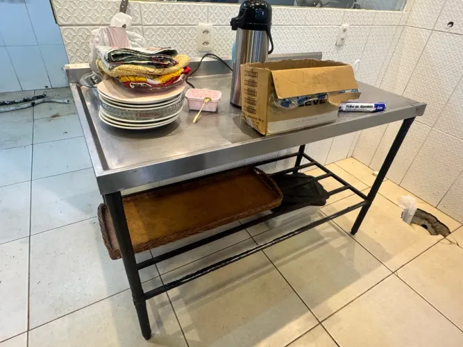 VENDO Mesas de inox tenho 4 unidades 