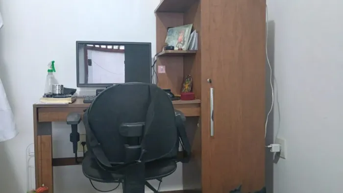 Escrivaninha para computador com armario porta documentos e uma gaveta