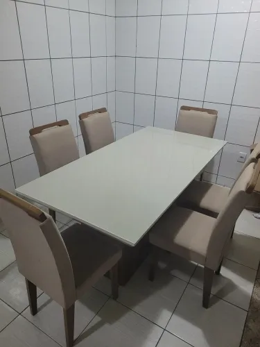 Mesa de jantar em MDF e tampa de vidro