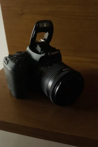 Canon EOS Rebel SL2 (EOS 200D) + Lente 18-55mm IS