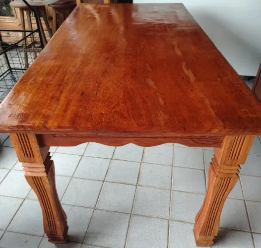 Belíssima mesa em madeira maciça de angelim