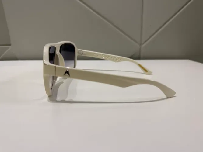 Óculos de Sol Vintage - Armação Branca Acetinada | Lentes Degradê