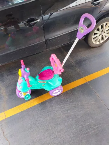 Motoca Infantil Com Pedal e Empurrador (Defeito)