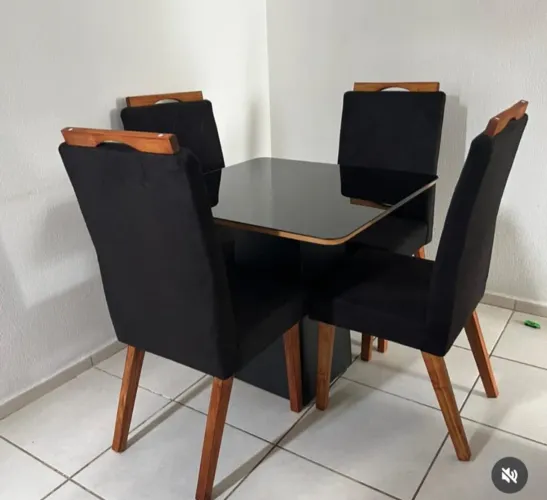 Mesa de vidro mais cadeiras