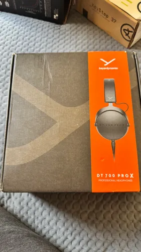 Fones de ouvido de estudio beyerdynamic DT 700 PRO X com parte traseira fechada